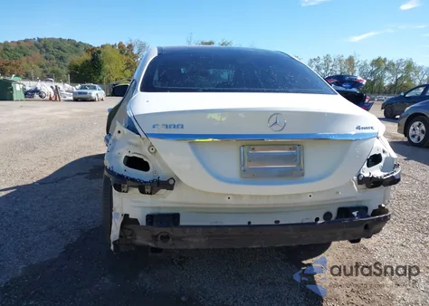 2015 Mercedes-Benz C 300 Luxury 4Matic z USA, uszkodzony, nr VIN 55SWF4KB4FU035020